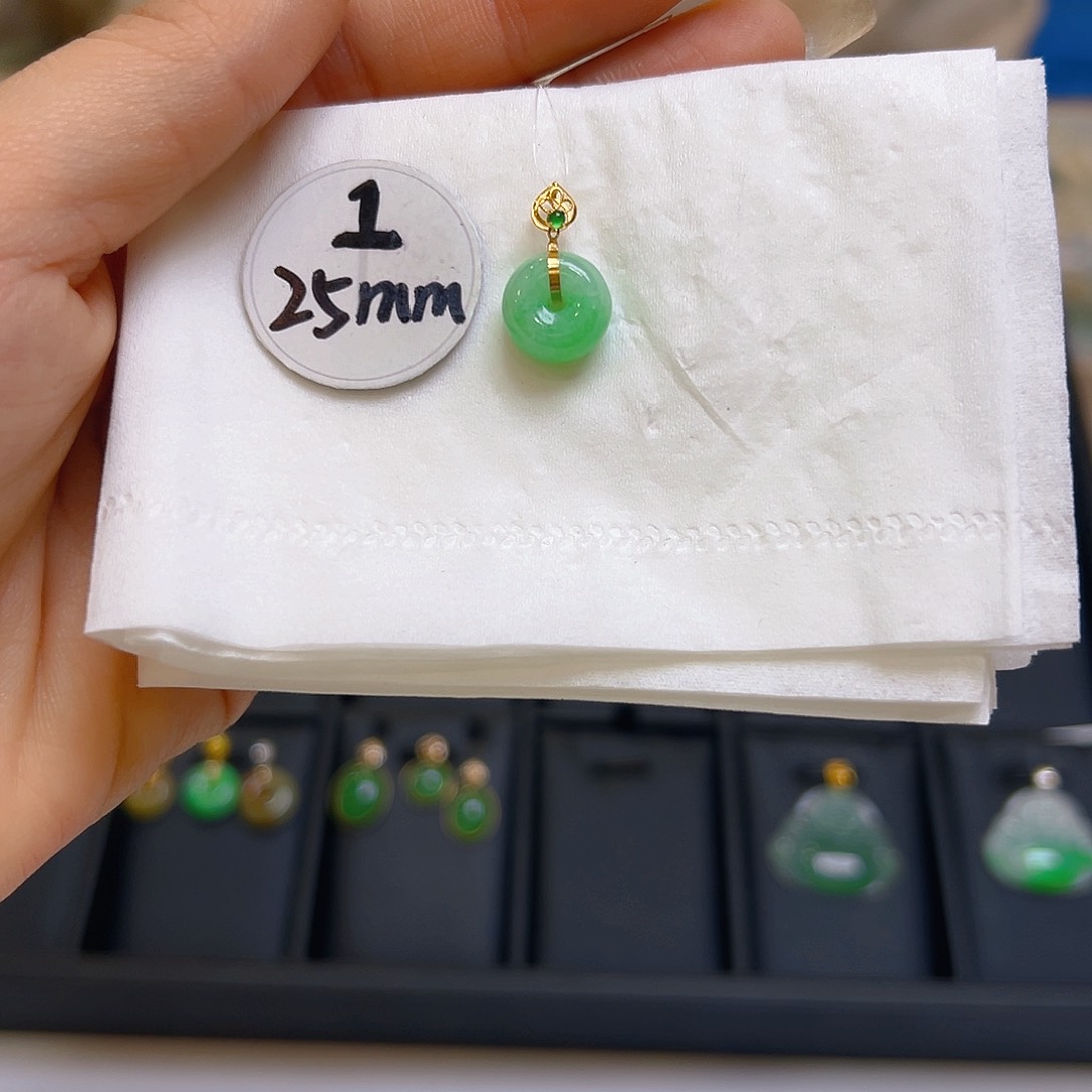 翡翠颈饰18K金镶嵌翡翠