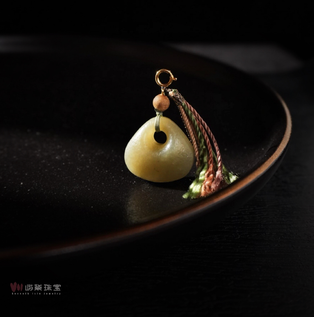 C152 和田玉银925镶嵌 新疆料糖青约19x10三角牌流苏吊坠防跑