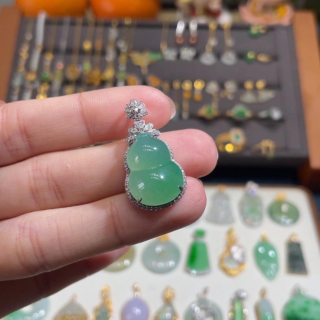 翡翠吊坠(不含链)18K金镶嵌D**雨绿葫芦