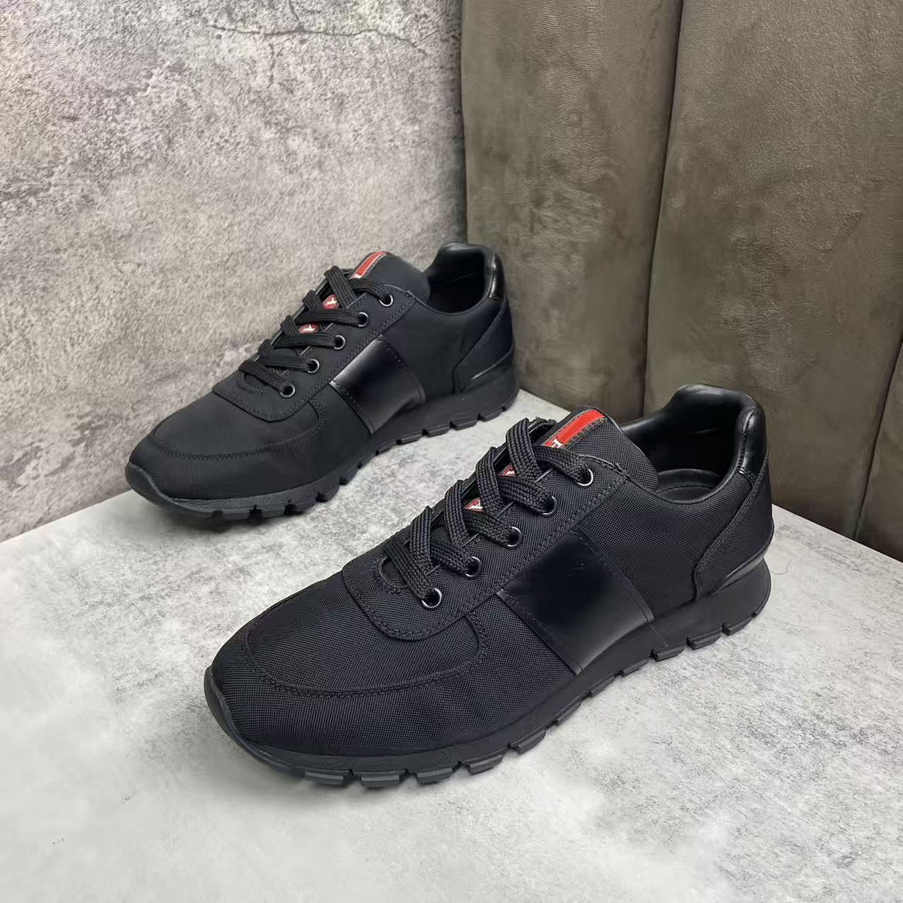 99新 Prada/普拉达 黑色帆布网面时尚轻便舒适透气运动鞋 40码
