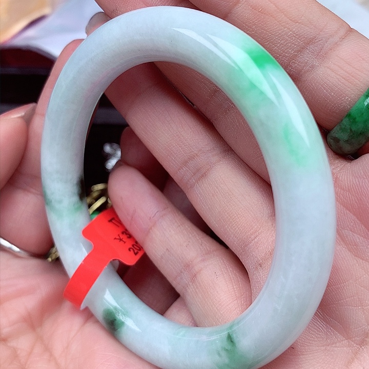 翡翠手镯未镶嵌翡翠