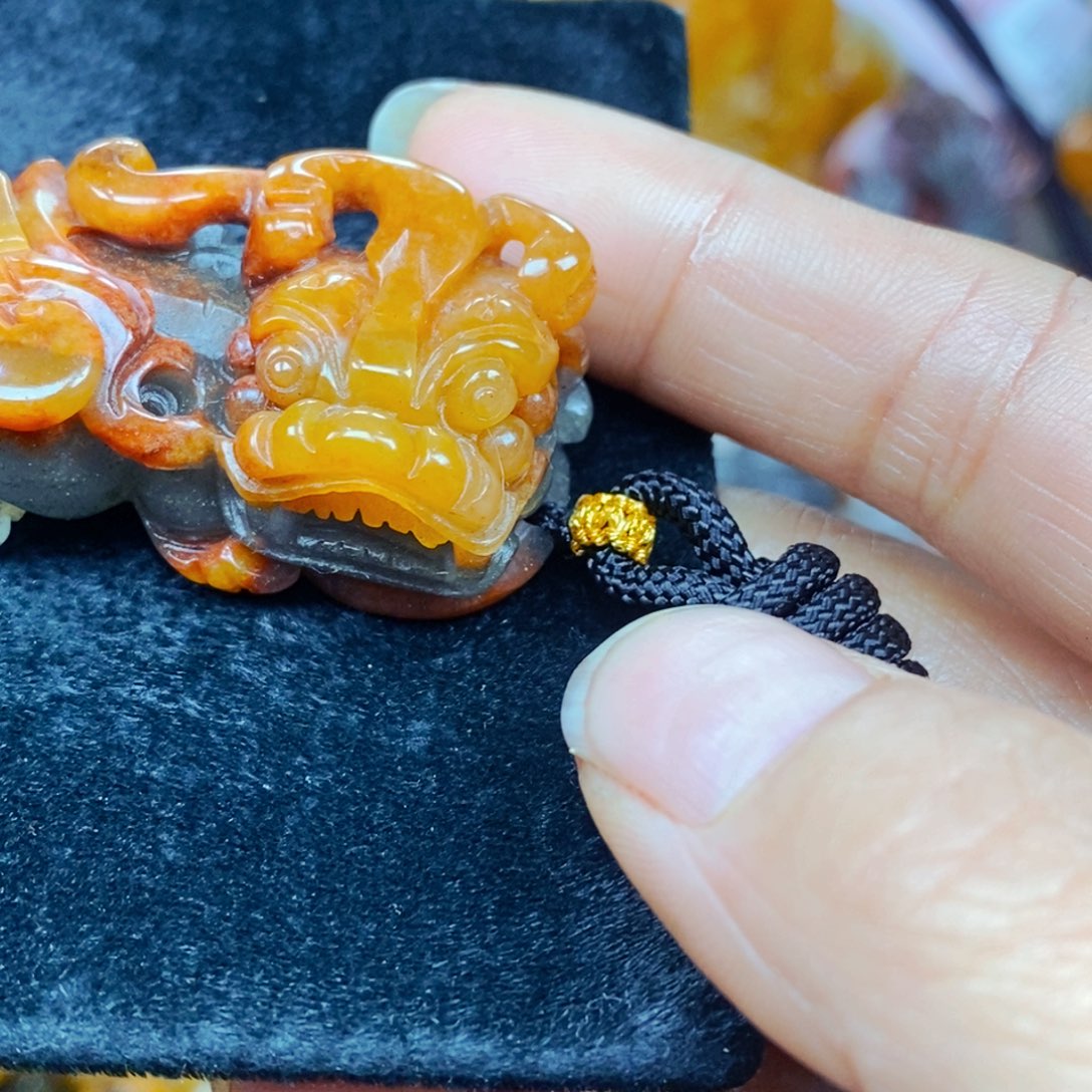 未镶嵌石英质玉（黄龙玉）颈饰