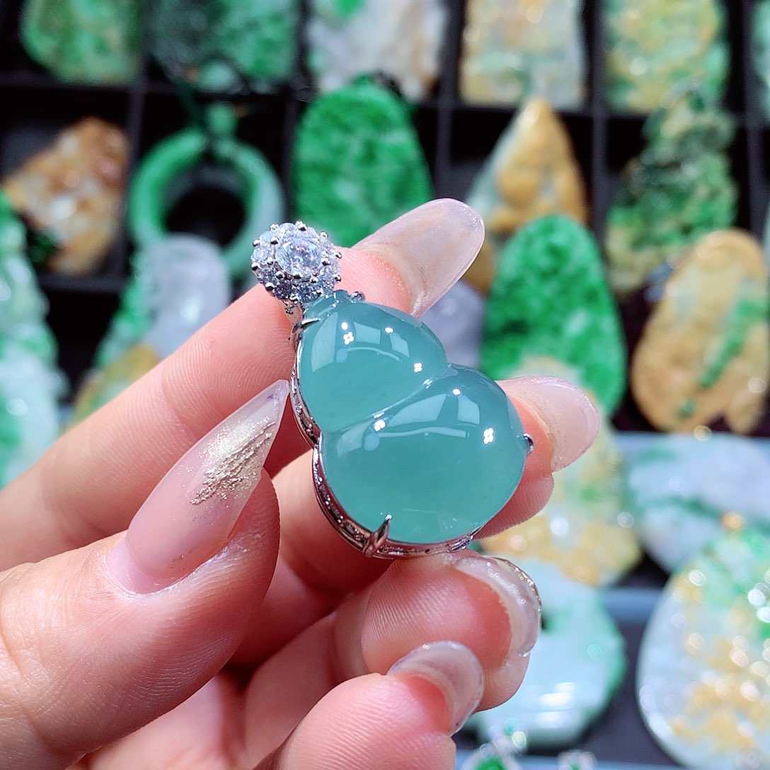 翡翠未镶嵌颈饰心**成挂件