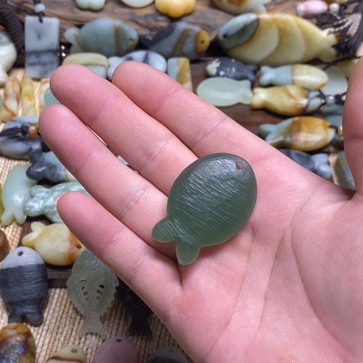 六***天蛇纹石玉未镶嵌颈饰