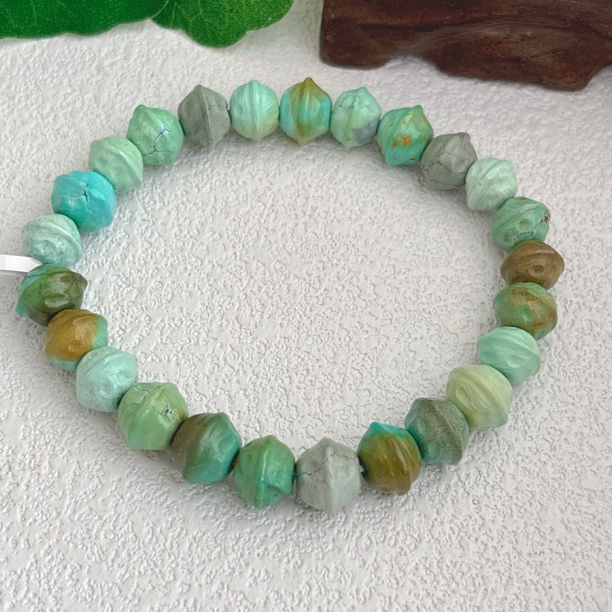 2780天然绿松石炫彩百香籽素圈8.5mm左右，重量含签约16.7g