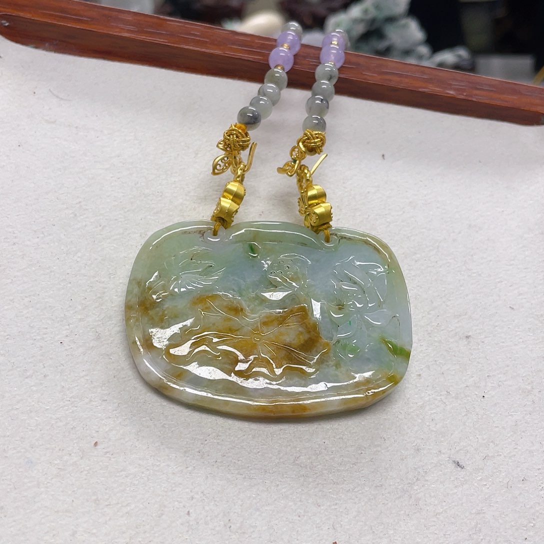 雨***后翡翠未镶嵌颈饰吊坠