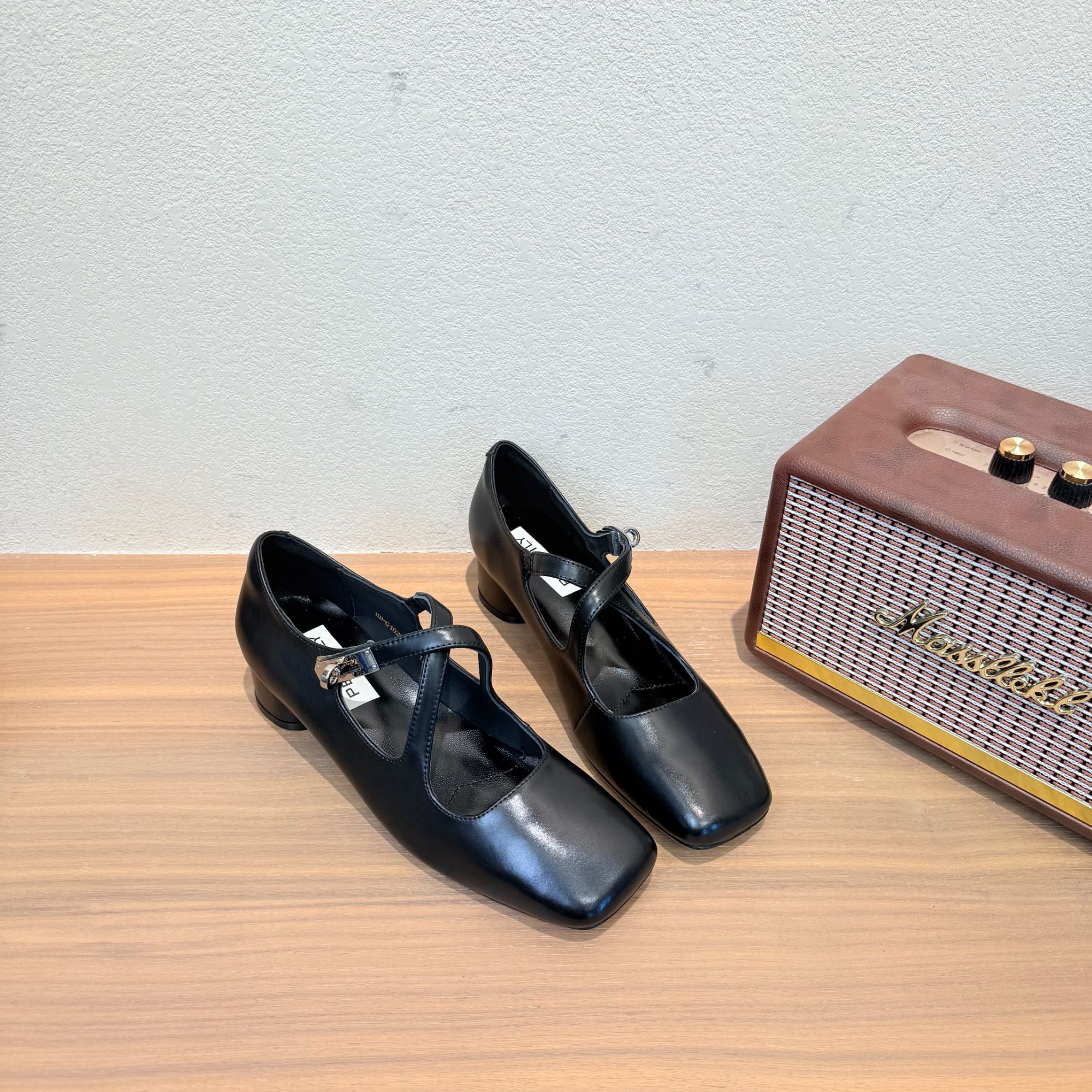 2025夏季设计师款交叉带金属扣件浅口百搭粗跟单鞋女G1026