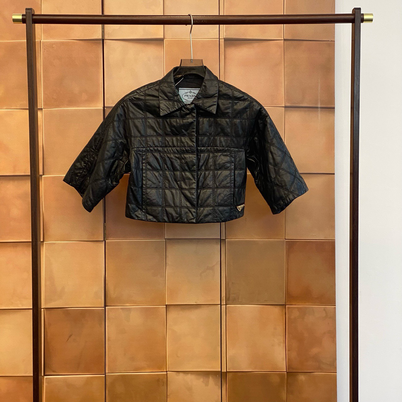 prada 黑金三角标短款羊皮外套/38码/99新/27928