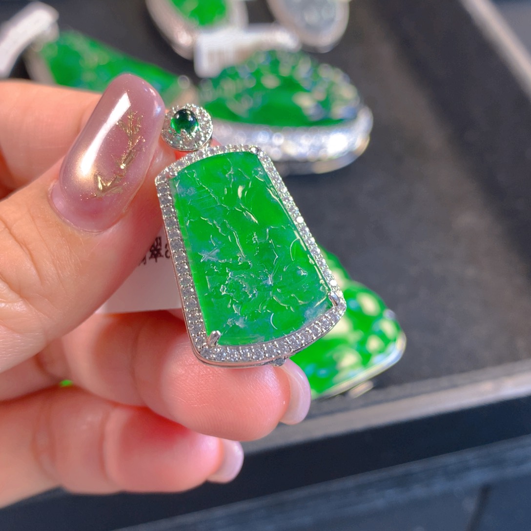 翡翠颈饰未镶嵌翡翠