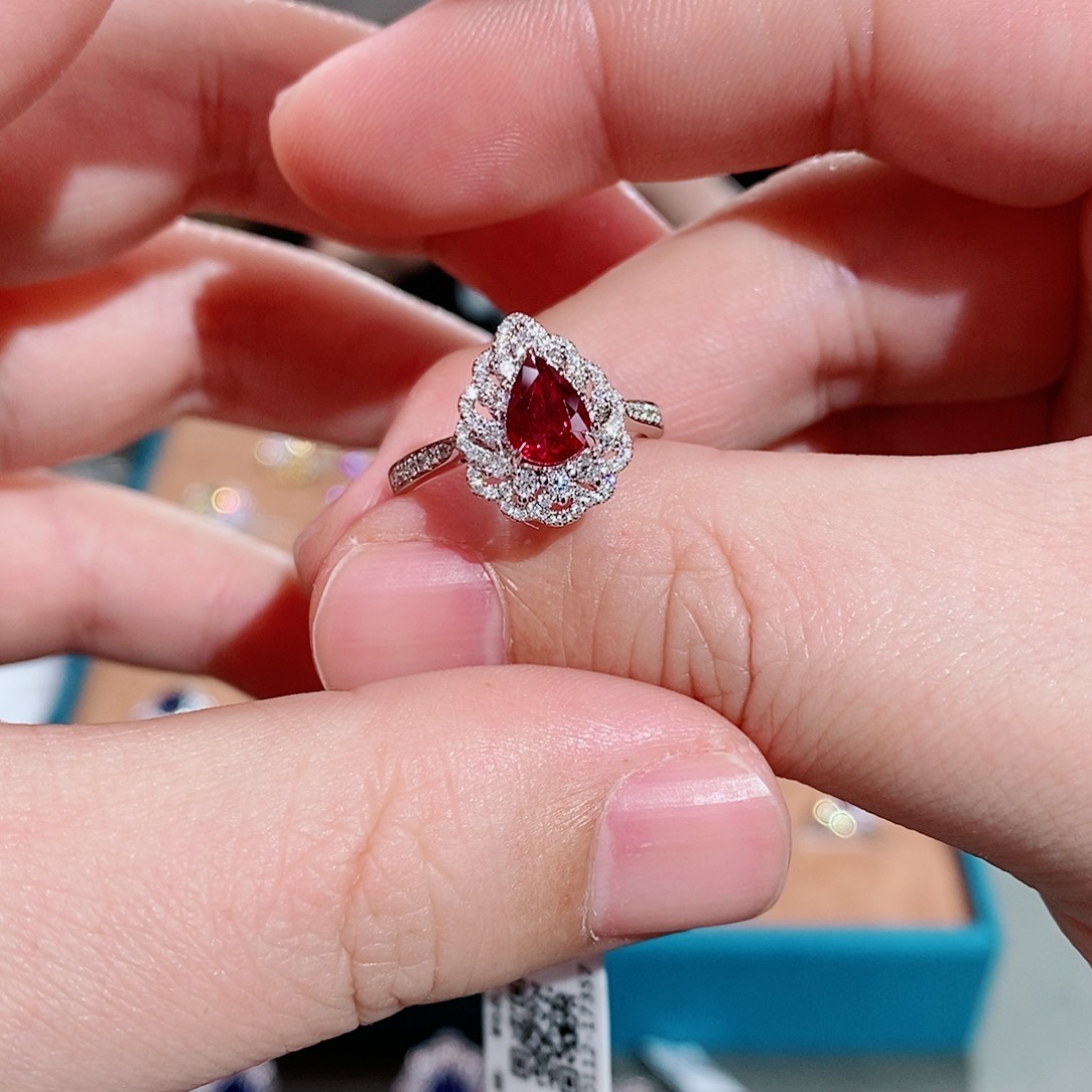 红宝石戒指18K金镶嵌吉尔德无烧鸽血红1.07克拉