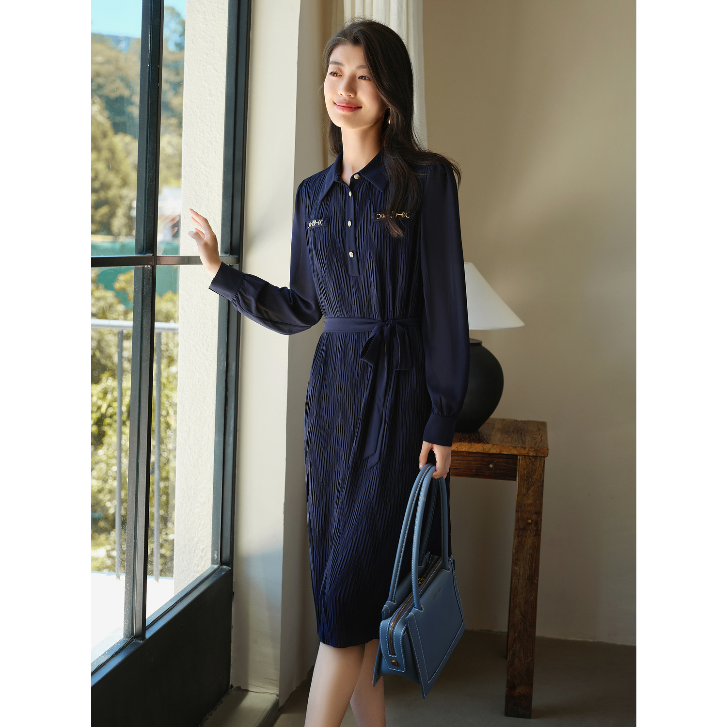 【丽公主专属】玖姿安娜蔻JTEC50016柔光垂坠压褶金属装饰X型连衣裙