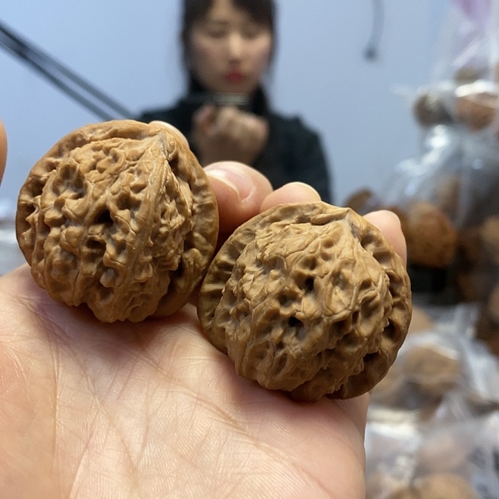 文玩核桃把件36.5白狮子老树