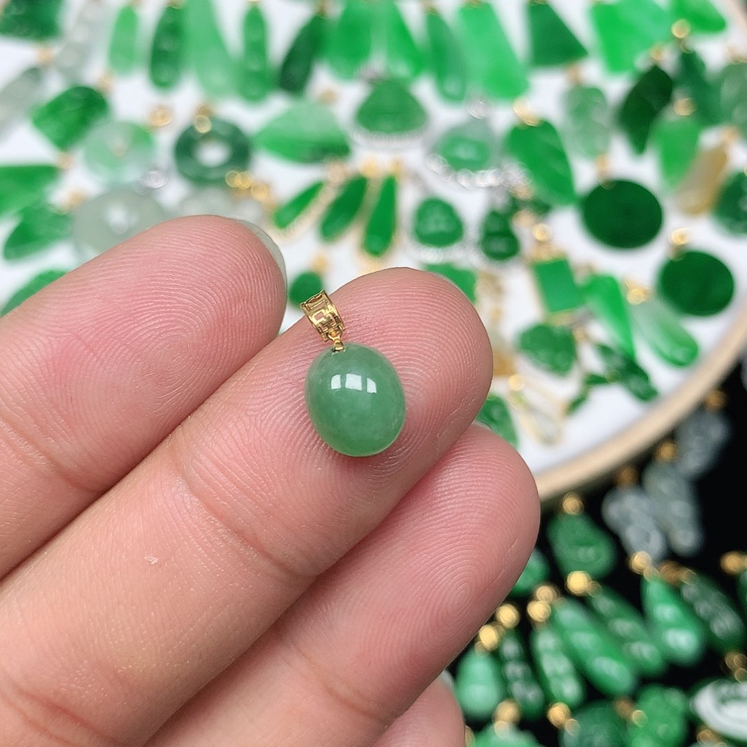翡翠配石18K金扣 小巧精美满绿小蛋面