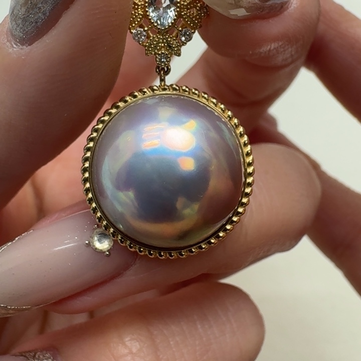 拼合珍珠（马贝珠）颈饰18K金镶嵌