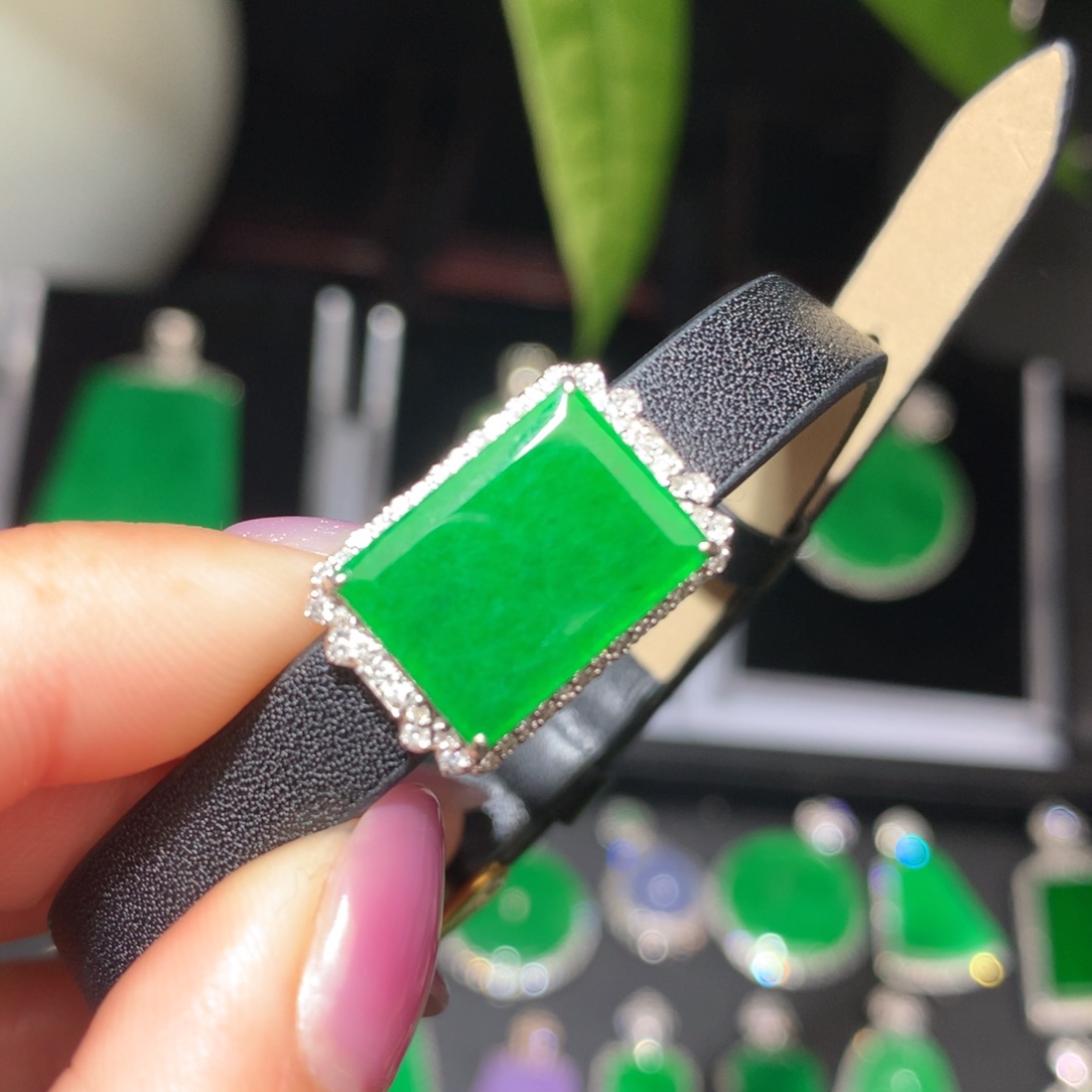 翡翠颈饰18K金镶嵌翡翠