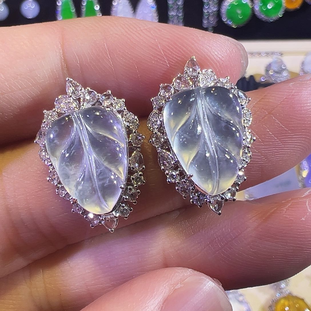 翡翠18K金镶嵌耳饰玻璃种极光白树叶耳钉