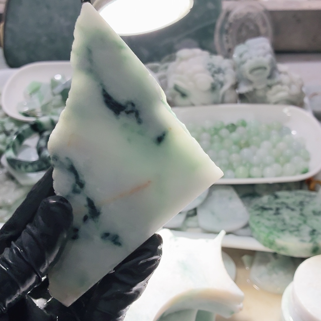 翡翠未镶嵌颈饰边角料