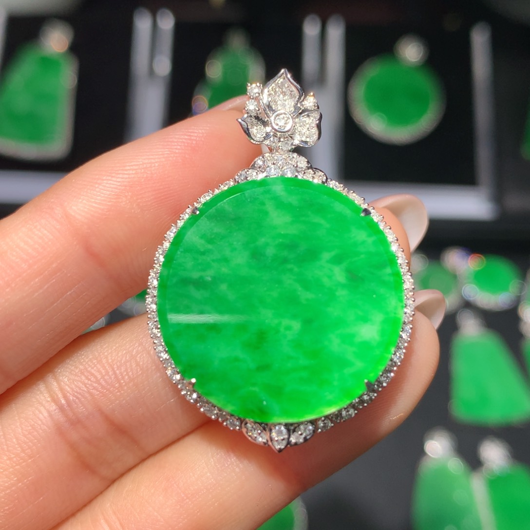 翡翠18K金镶嵌颈饰翡翠