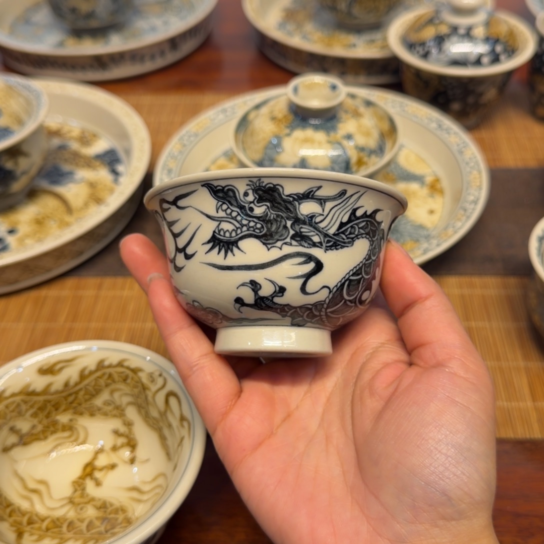 得***虫二号釉里金龙纹主人杯