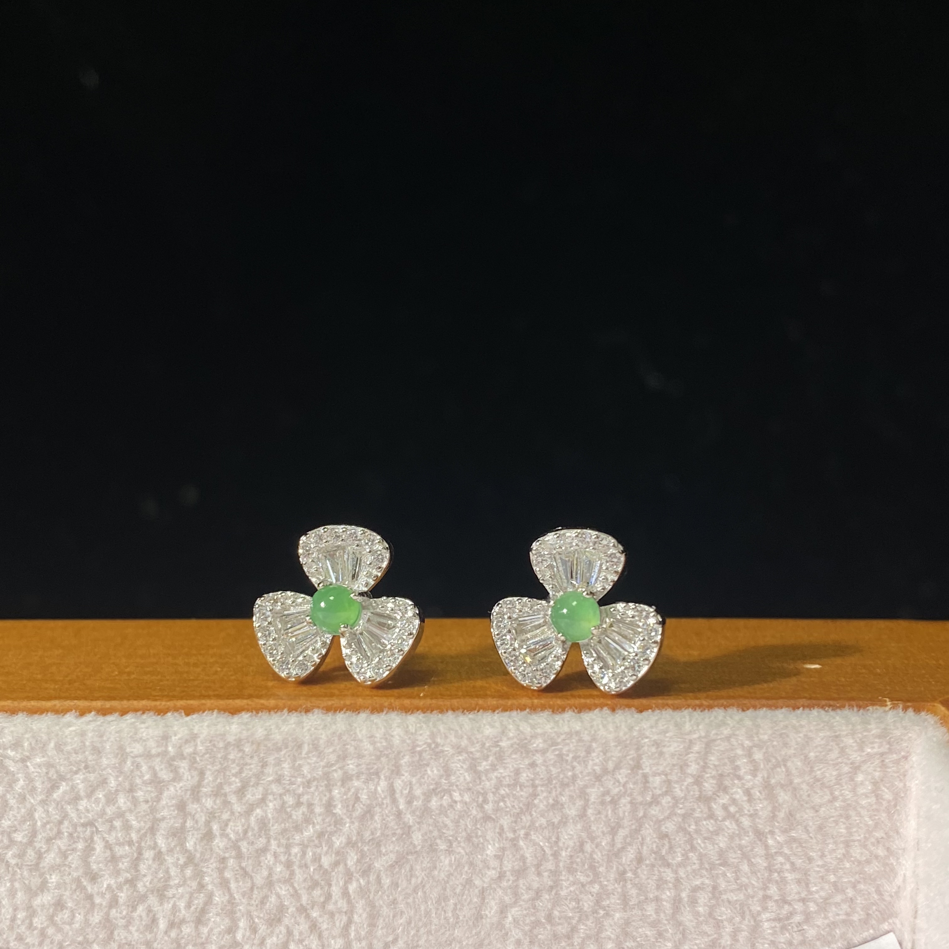 翡翠阳绿蛋面耳钉 时尚精美款耳钉