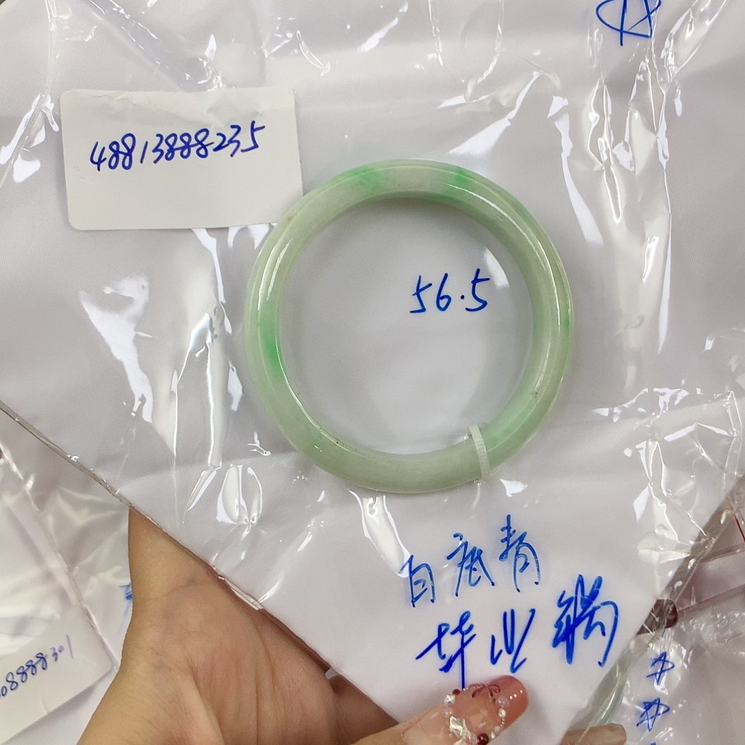 翡翠手镯未镶嵌M****?天然缅甸翡翠手镯