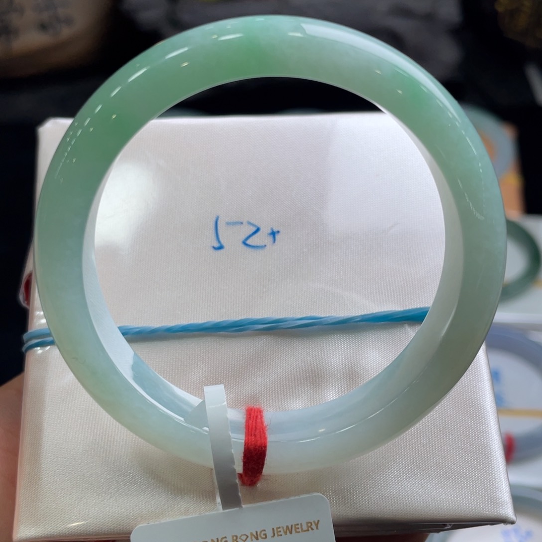 翡翠手镯未镶嵌翡翠手镯