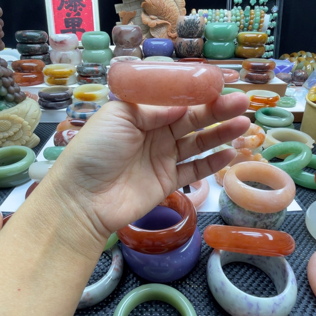 独***立石英岩玉未镶嵌手镯