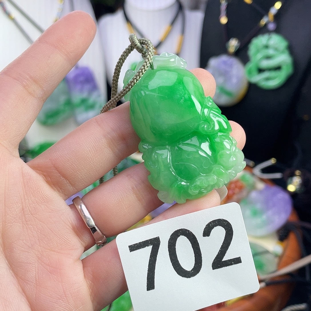 翡翠未镶嵌吊坠(赠链)