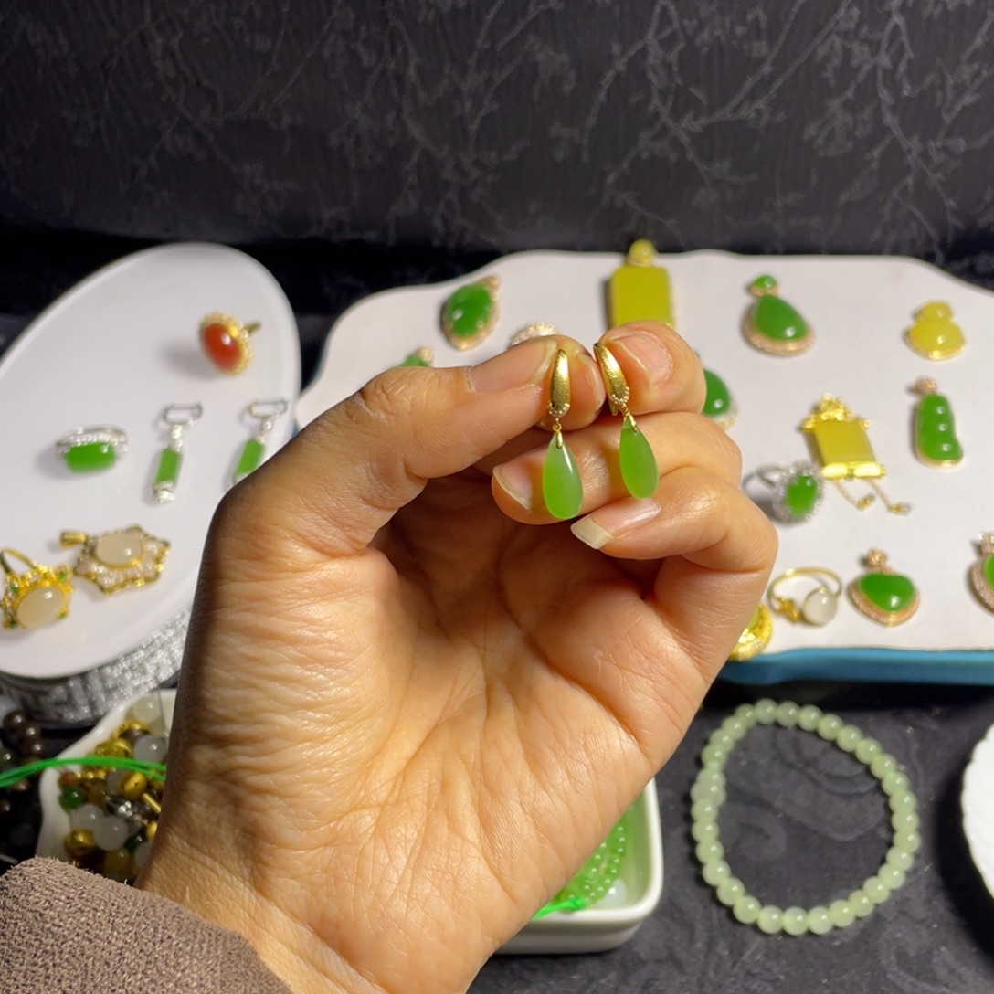 1***8和田玉18K金镶嵌耳饰