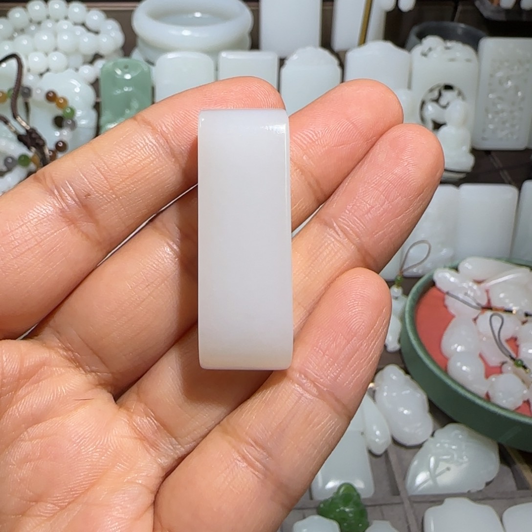 和田玉颈饰未镶嵌情*