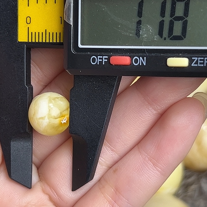 蜜蜡未镶嵌裸石微瑕323