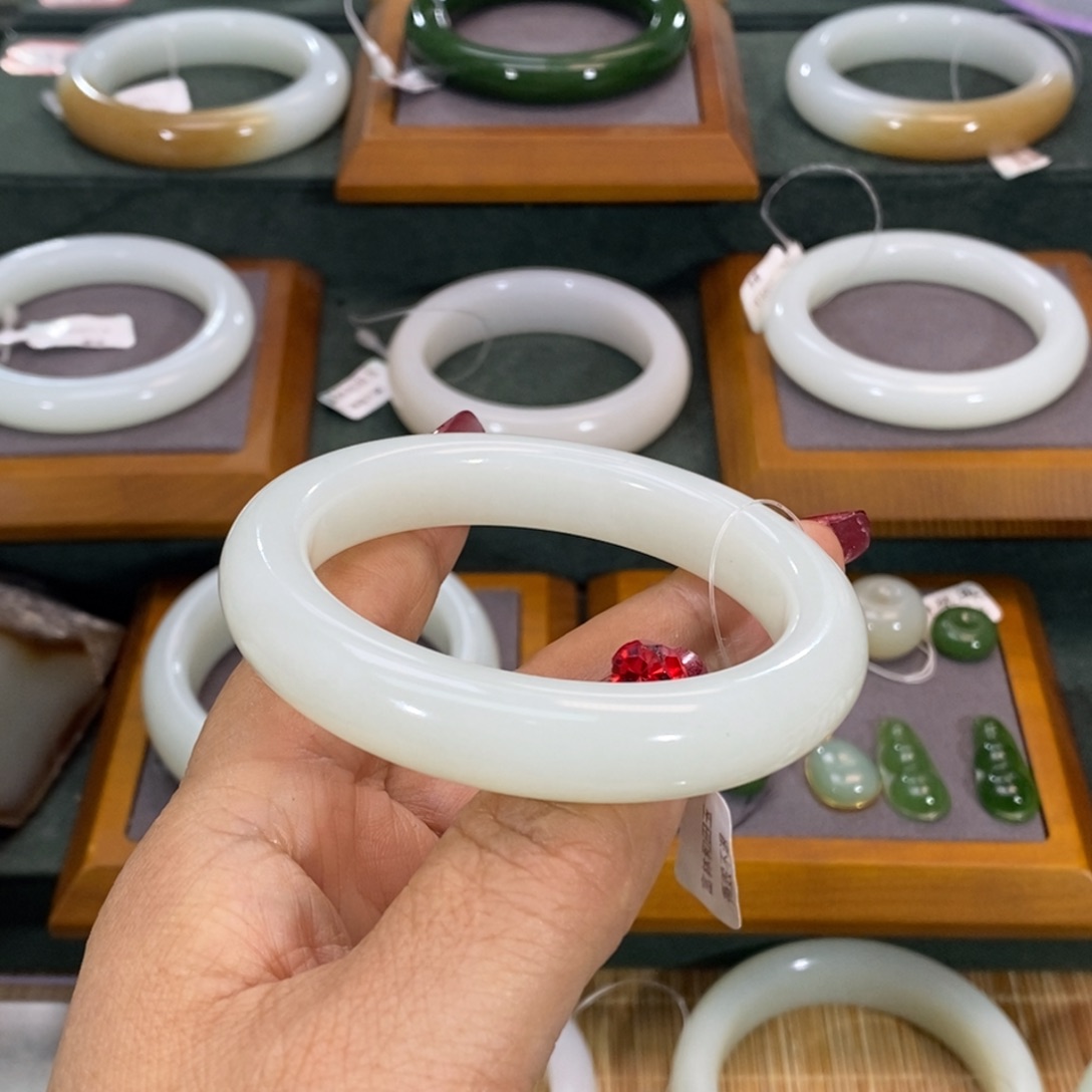 和田玉手镯未镶嵌