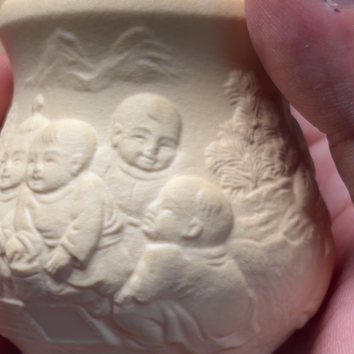 隐隐约约地看到一个小女孩