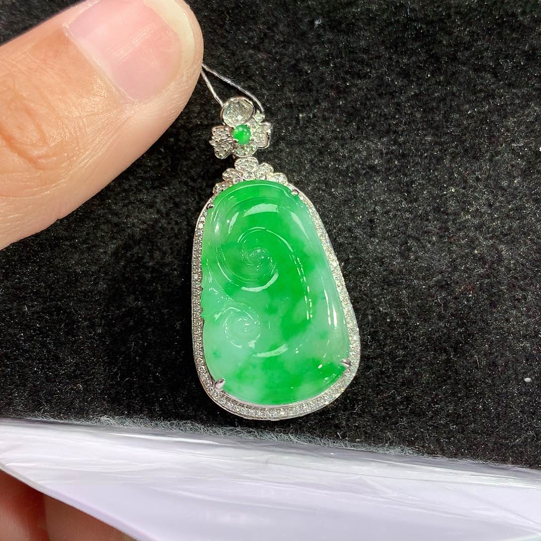翡翠吊坠(赠链)18K金镶嵌