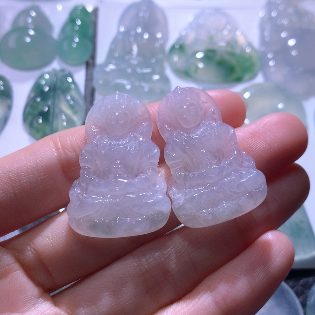 翡翠未镶嵌颈饰一对