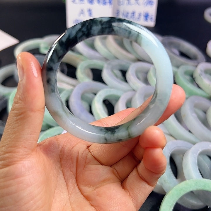 翡翠手镯未镶嵌翡翠