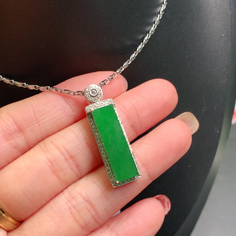 【闪购商品】翡翠吊坠(赠链)18K金镶嵌