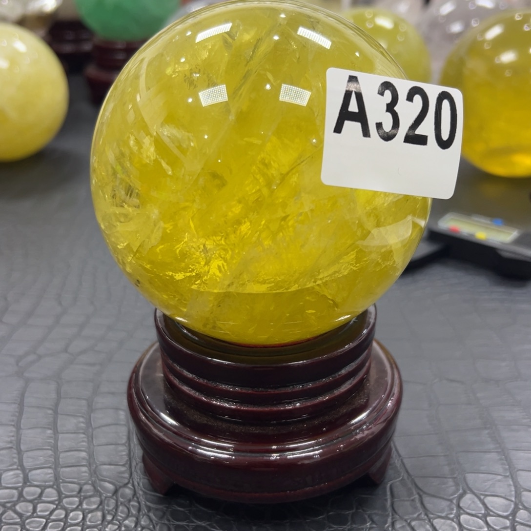 十***冬石材天然黄水晶球10.6