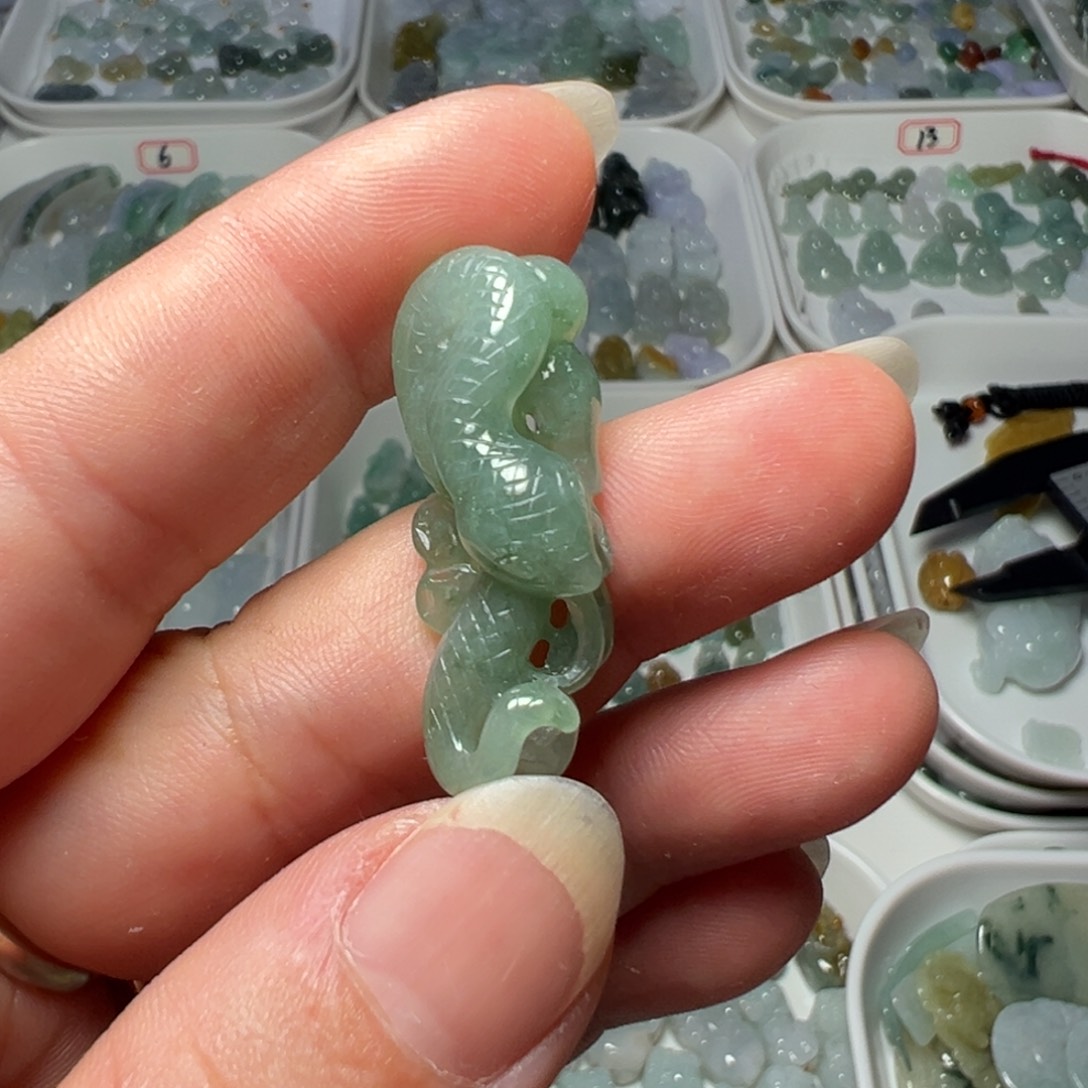 翡翠未镶嵌颈饰蛇吊坠一个280块