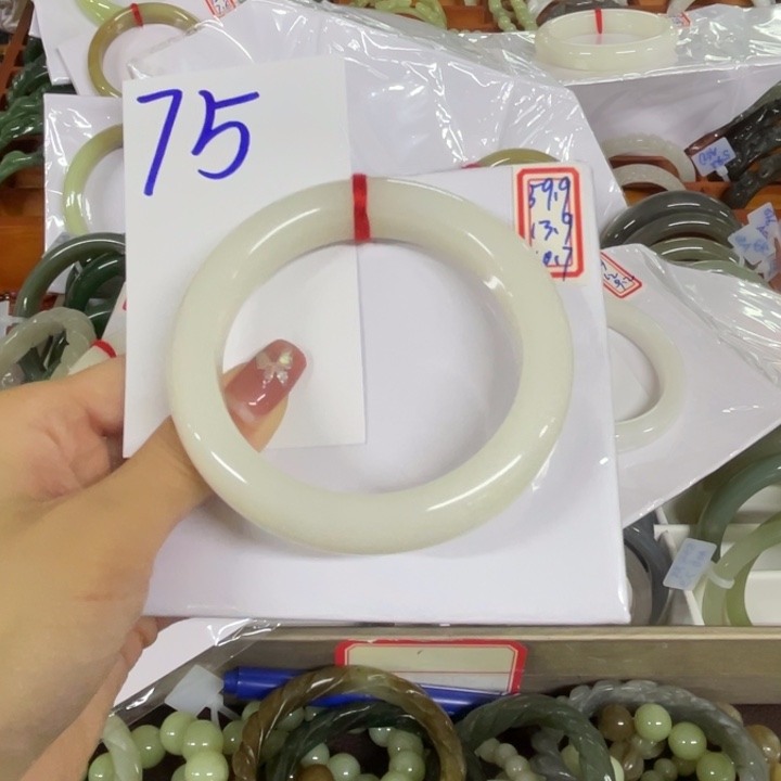 柒****和田玉未镶嵌手镯