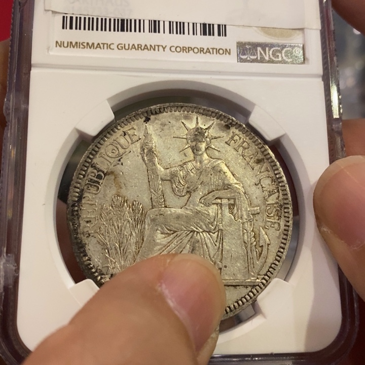 强***界银Ag900如图一个纪念银币