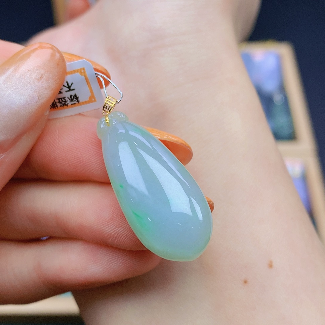 翡翠18K金镶嵌颈饰翡翠