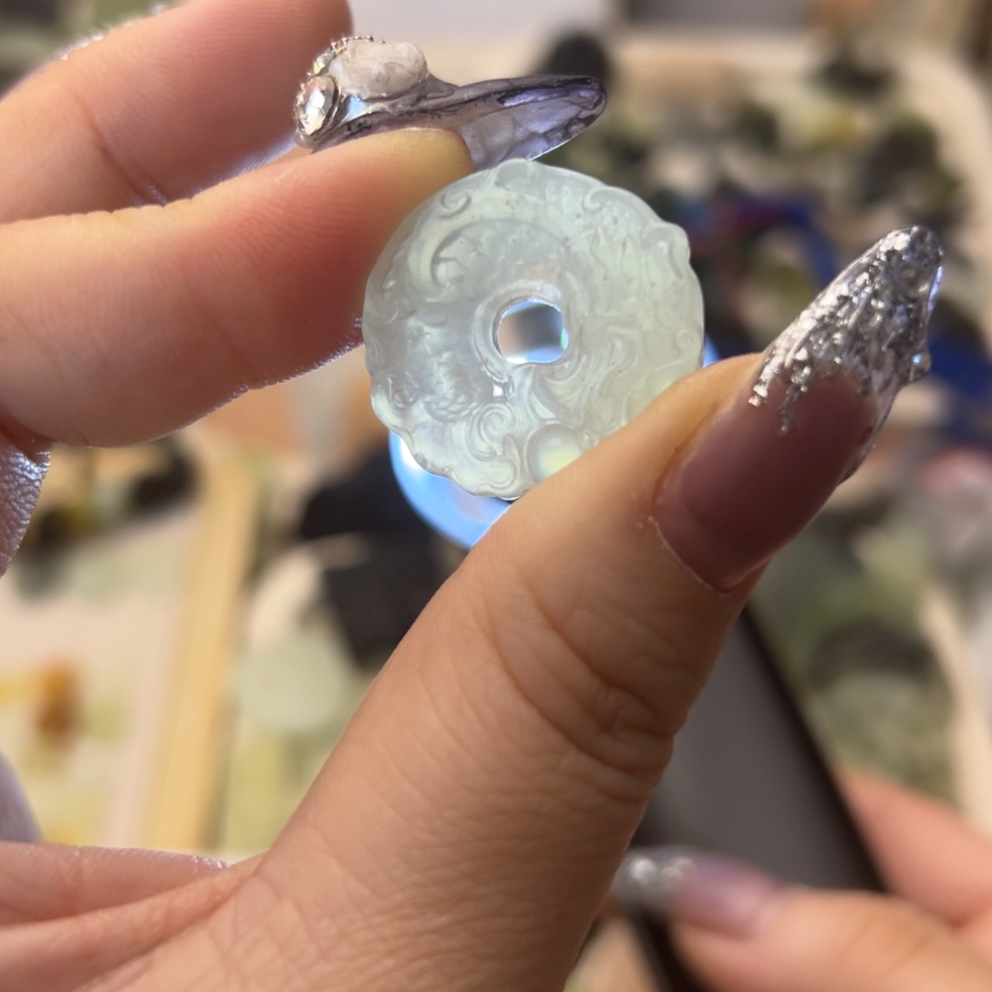 蛇纹石玉颈饰合金