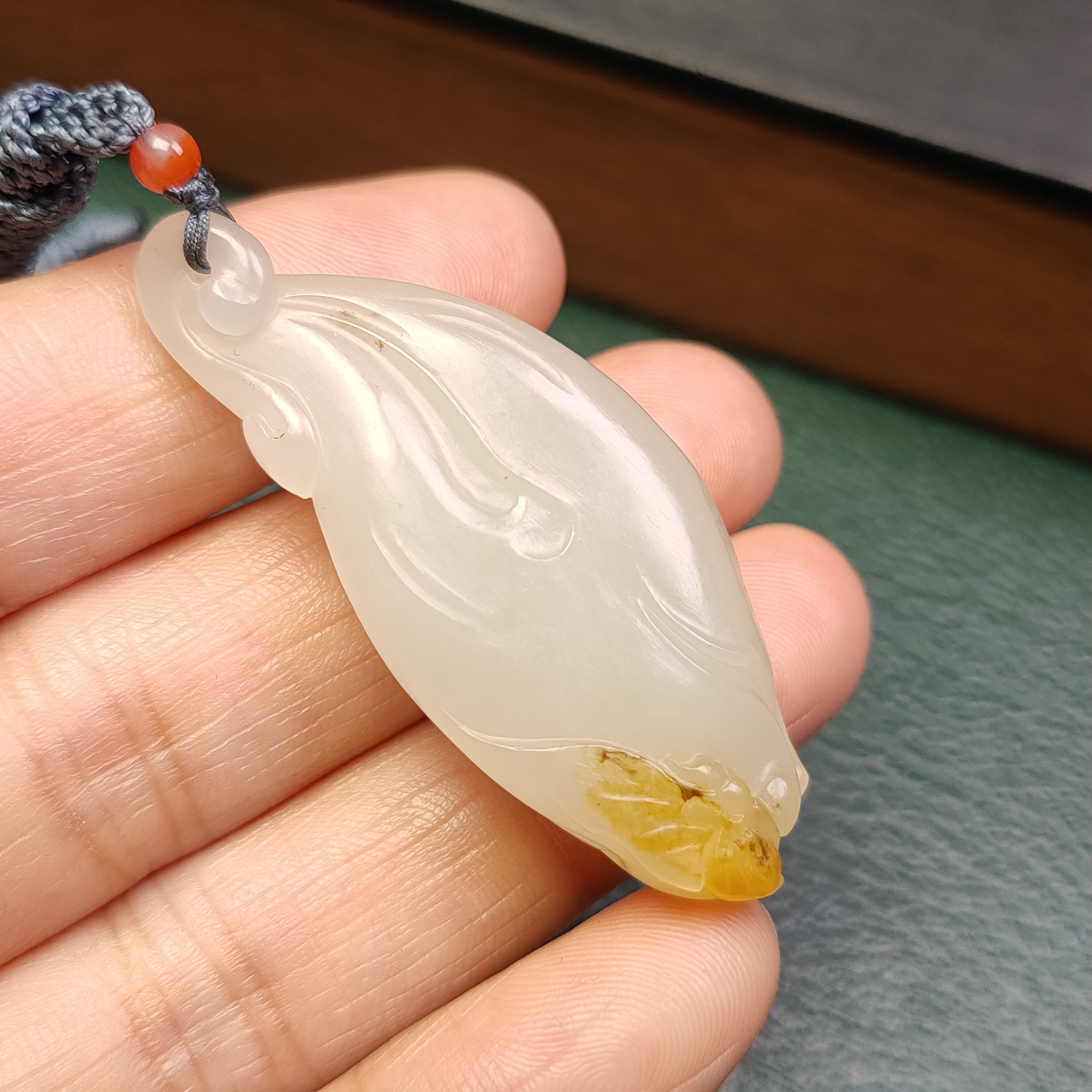 和田玉 玉兰花 天然洒金皮毛孔 俏色巧雕 苏工精雕