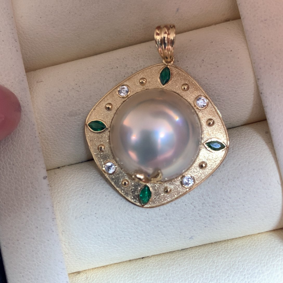 拼合珍珠（马贝珠）颈饰18K金镶嵌