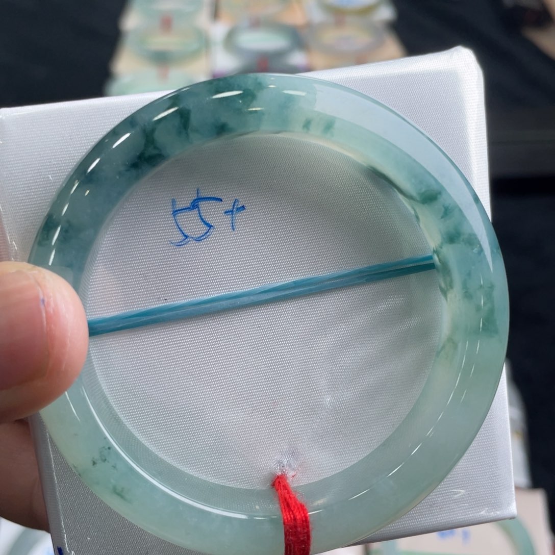 翡翠手镯未镶嵌翡翠手镯