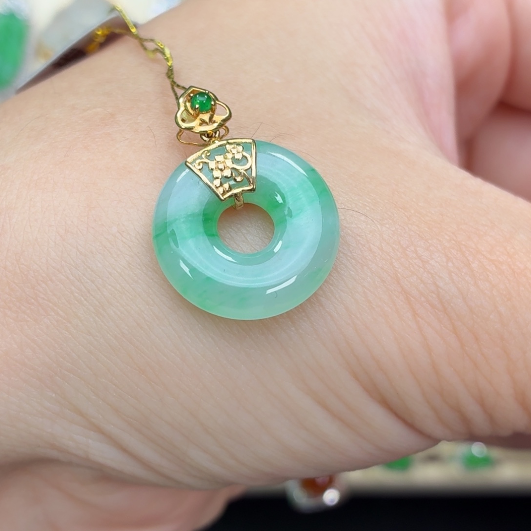 翡翠18K金镶嵌颈饰