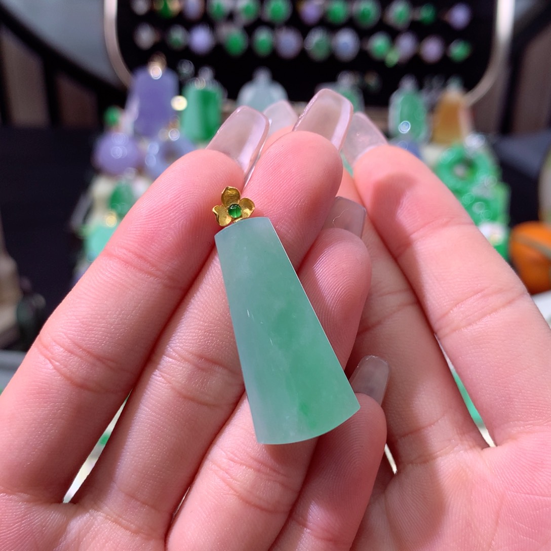 翡翠颈饰18K金镶嵌翡翠