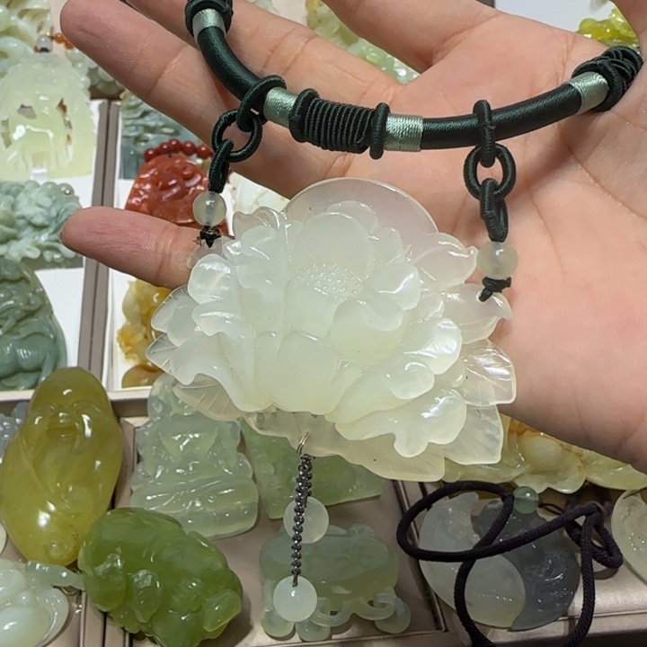 蛇纹石玉吊坠未镶嵌