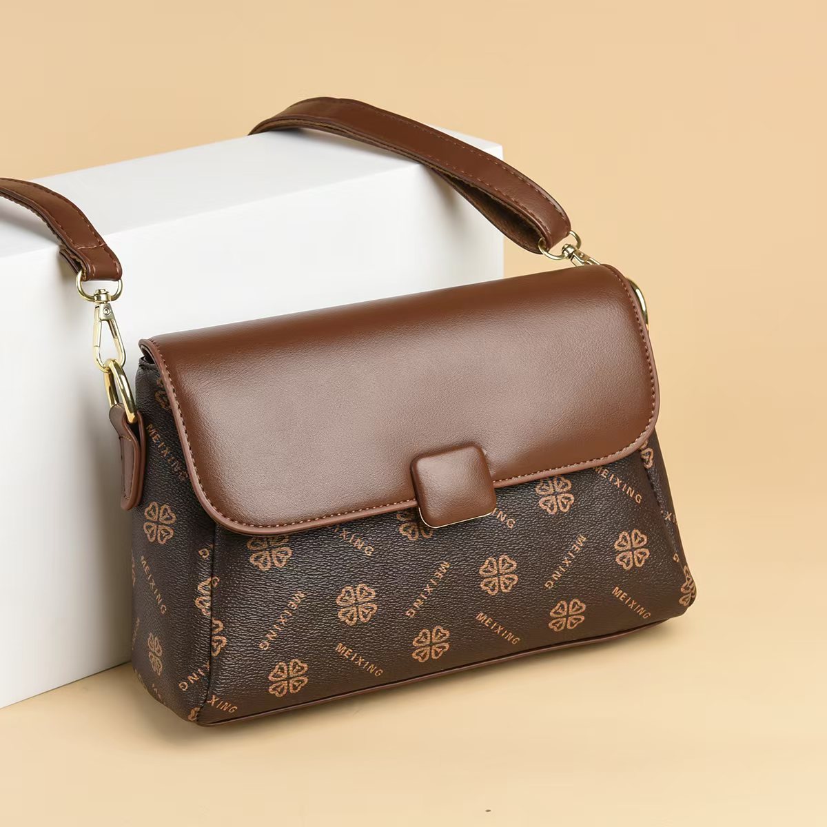 正 8323  四叶草棕色  女包 （长25宽9高16）